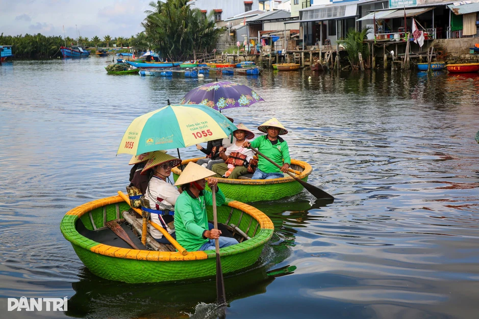 Khách Mỹ "quay thuyền thúng" ở Việt Nam gây sốt, hút 28 triệu lượt xem Khách Mỹ "quay thuyền thúng" ở Việt Nam gây sốt, hút 28 triệu lượt xem