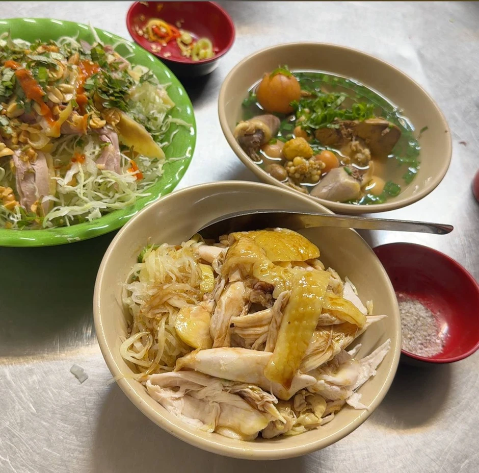 Khách Nhật ăn phở gà Hà Nội rồi ví như "say nắng một cô bé kém tuổi", mê đến mức muốn ăn liền 3 bát Khách Nhật ăn phở gà Hà Nội rồi ví như "say nắng một cô bé kém tuổi", mê đến mức muốn ăn liền 3 bát