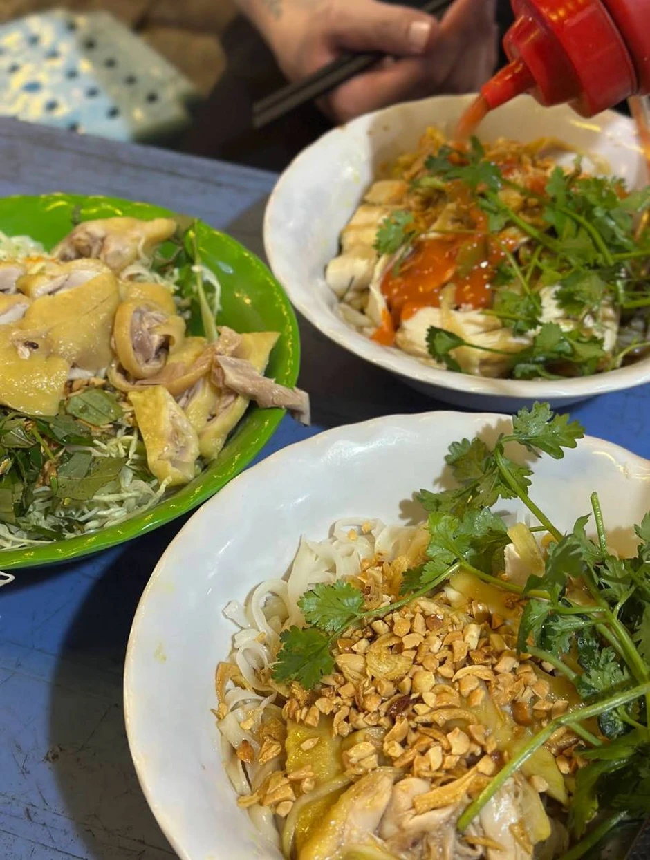 Khách Nhật ăn phở gà Hà Nội rồi ví như "say nắng một cô bé kém tuổi", mê đến mức muốn ăn liền 3 bát Khách Nhật ăn phở gà Hà Nội rồi ví như "say nắng một cô bé kém tuổi", mê đến mức muốn ăn liền 3 bát