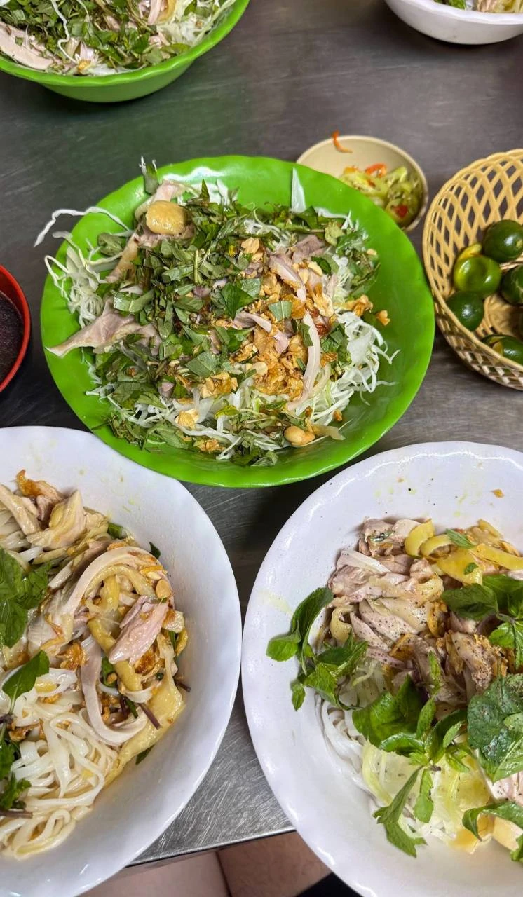 Khách Nhật ăn phở gà Hà Nội rồi ví như "say nắng một cô bé kém tuổi", mê đến mức muốn ăn liền 3 bát Khách Nhật ăn phở gà Hà Nội rồi ví như "say nắng một cô bé kém tuổi", mê đến mức muốn ăn liền 3 bát
