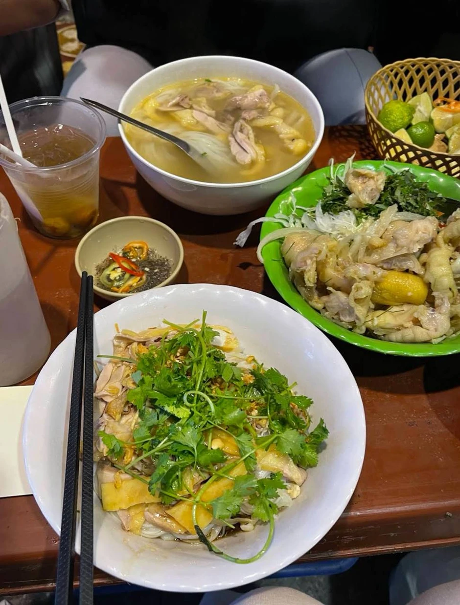 Khách Nhật ăn phở gà Hà Nội rồi ví như "say nắng một cô bé kém tuổi", mê đến mức muốn ăn liền 3 bát Khách Nhật ăn phở gà Hà Nội rồi ví như "say nắng một cô bé kém tuổi", mê đến mức muốn ăn liền 3 bát
