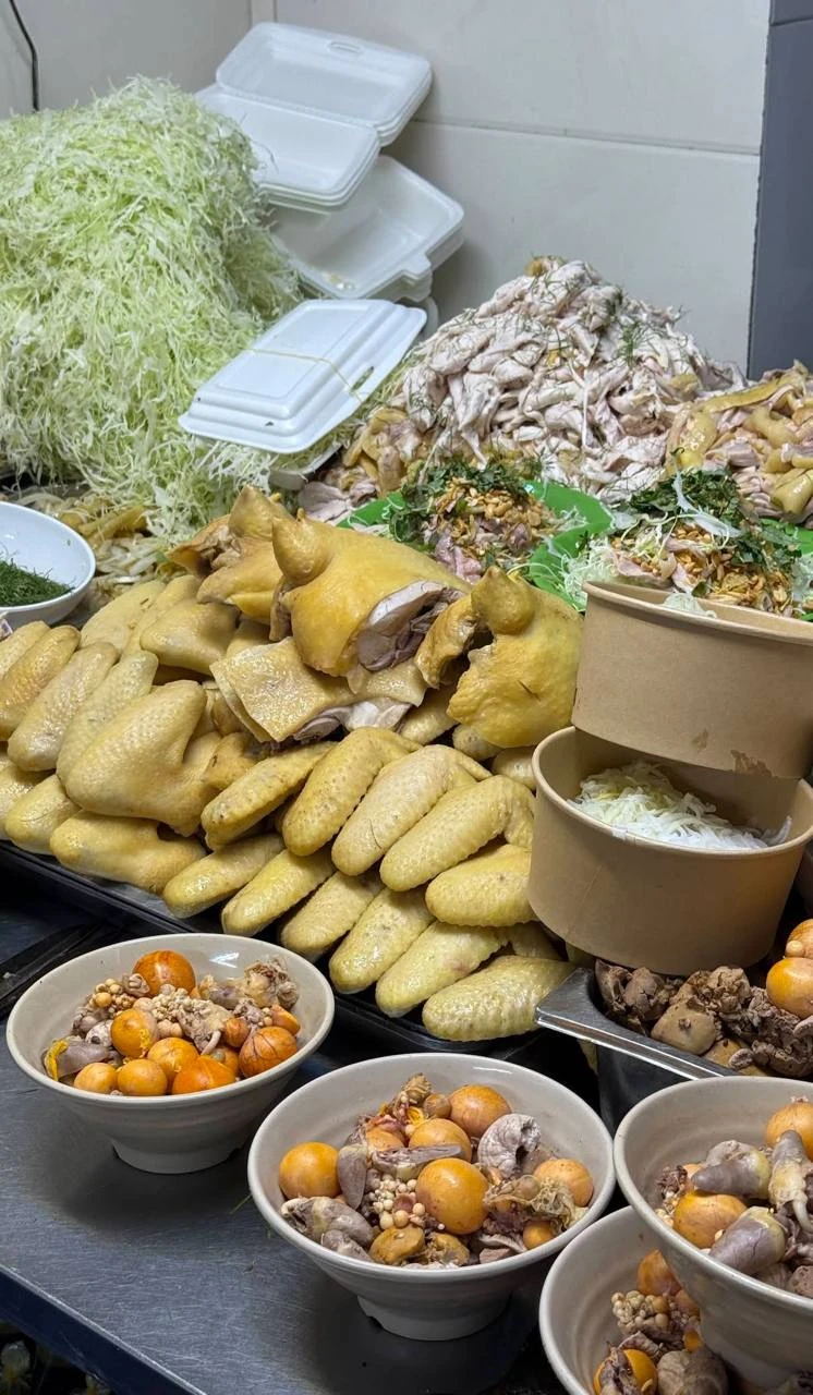 Khách Nhật ăn phở gà Hà Nội rồi ví như "say nắng một cô bé kém tuổi", mê đến mức muốn ăn liền 3 bát Khách Nhật ăn phở gà Hà Nội rồi ví như "say nắng một cô bé kém tuổi", mê đến mức muốn ăn liền 3 bát