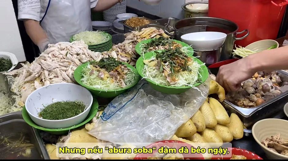 Khách Nhật ăn phở gà Hà Nội rồi ví như "say nắng một cô bé kém tuổi", mê đến mức muốn ăn liền 3 bát Khách Nhật ăn phở gà Hà Nội rồi ví như "say nắng một cô bé kém tuổi", mê đến mức muốn ăn liền 3 bát