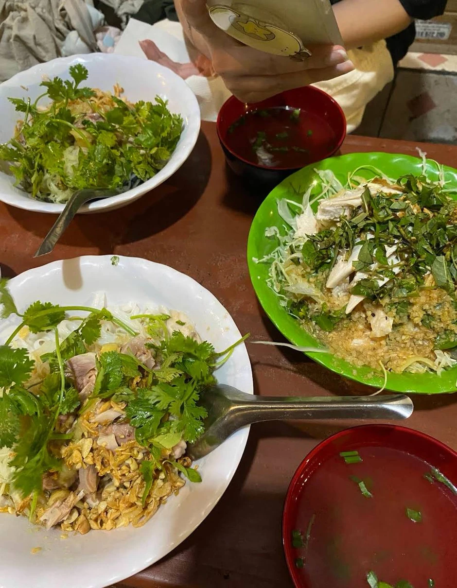 Khách Nhật ăn phở gà Hà Nội rồi ví như "say nắng một cô bé kém tuổi", mê đến mức muốn ăn liền 3 bát Khách Nhật ăn phở gà Hà Nội rồi ví như "say nắng một cô bé kém tuổi", mê đến mức muốn ăn liền 3 bát