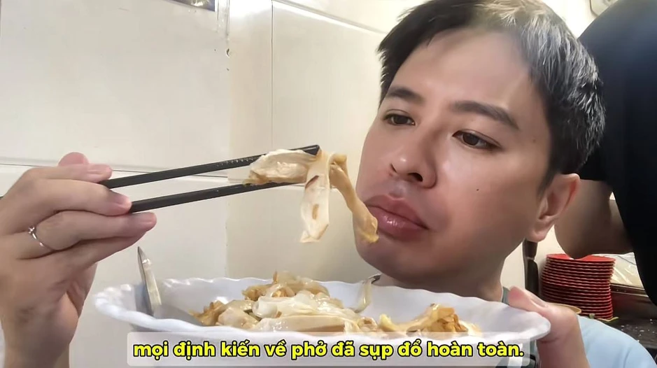 Khách Nhật ăn phở gà Hà Nội rồi ví như "say nắng một cô bé kém tuổi", mê đến mức muốn ăn liền 3 bát Khách Nhật ăn phở gà Hà Nội rồi ví như "say nắng một cô bé kém tuổi", mê đến mức muốn ăn liền 3 bát