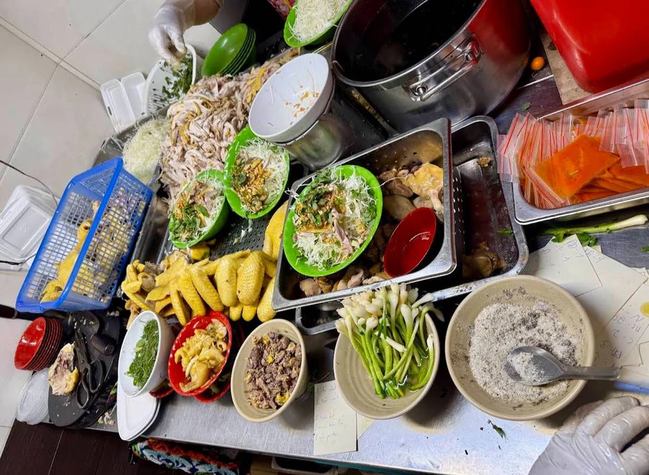 Khách Nhật ăn phở gà Hà Nội rồi ví như "say nắng một cô bé kém tuổi", mê đến mức muốn ăn liền 3 bát Khách Nhật ăn phở gà Hà Nội rồi ví như "say nắng một cô bé kém tuổi", mê đến mức muốn ăn liền 3 bát