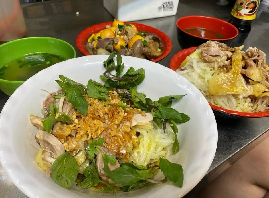 Khách Nhật ăn phở gà Hà Nội rồi ví như "say nắng một cô bé kém tuổi", mê đến mức muốn ăn liền 3 bát Khách Nhật ăn phở gà Hà Nội rồi ví như "say nắng một cô bé kém tuổi", mê đến mức muốn ăn liền 3 bát