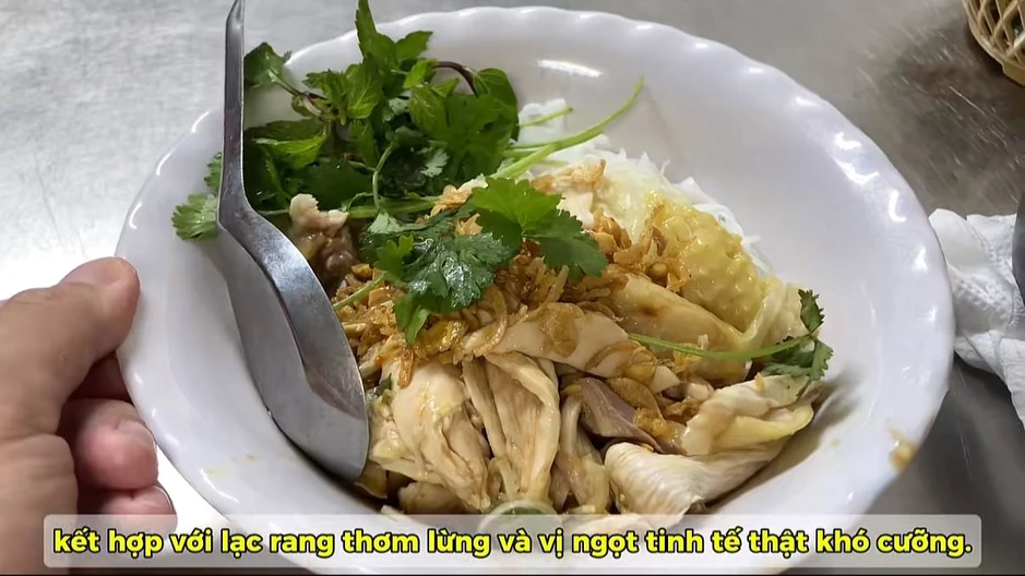 Khách Nhật ăn phở gà Hà Nội rồi ví như "say nắng một cô bé kém tuổi", mê đến mức muốn ăn liền 3 bát Khách Nhật ăn phở gà Hà Nội rồi ví như "say nắng một cô bé kém tuổi", mê đến mức muốn ăn liền 3 bát