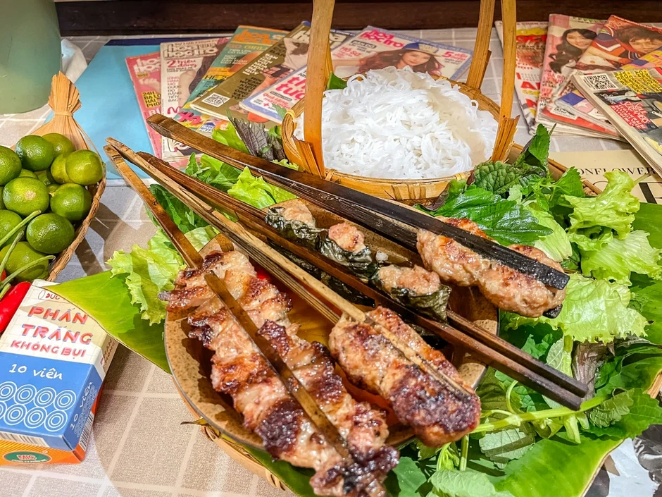 Khách Pháp chắp tay cúi đầu cảm ơn chủ quán bún chả Hà Nội vì đồ ăn ngon Khách Pháp chắp tay cúi đầu cảm ơn chủ quán bún chả Hà Nội vì đồ ăn ngon