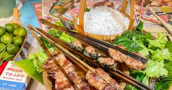 Khách Pháp chắp tay cúi đầu cảm ơn chủ quán bún chả Hà Nội vì đồ ăn ngon