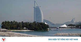 Khách sạn biểu tượng Dubai đóng cửa 18 tháng