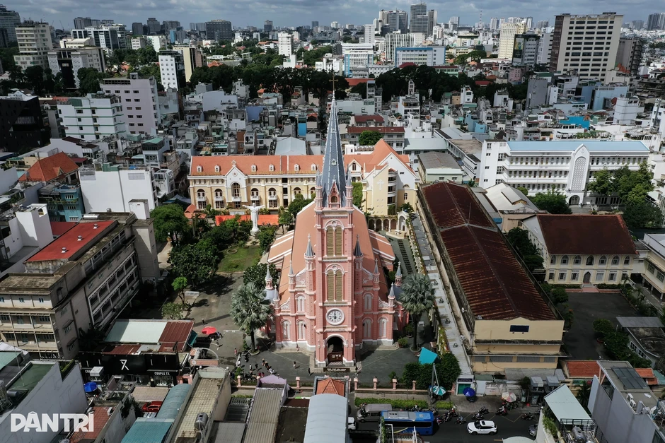 Khách Tây bay hàng ngàn cây số, xuýt xoa trước “nhà thờ hồng” ở TPHCM Khách Tây bay hàng ngàn cây số, xuýt xoa trước “nhà thờ hồng” ở TPHCM