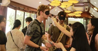 Khách Tây bịt mắt nếm ô mai Hà Nội, ăn xong xuống tiền mua mang về