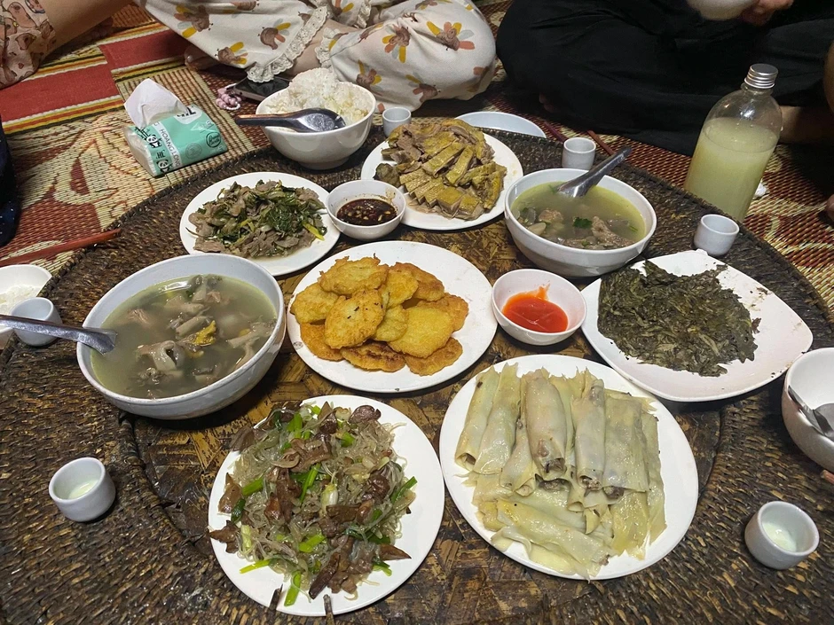 Khách Tây chặt đĩa gà tan nát và bức thư tay gửi chủ ở Lào Cai gây xúc động