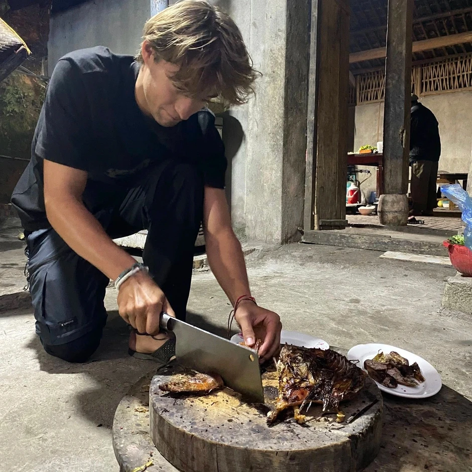 Khách Tây chặt đĩa gà tan nát và bức thư tay gửi chủ ở Lào Cai gây xúc động