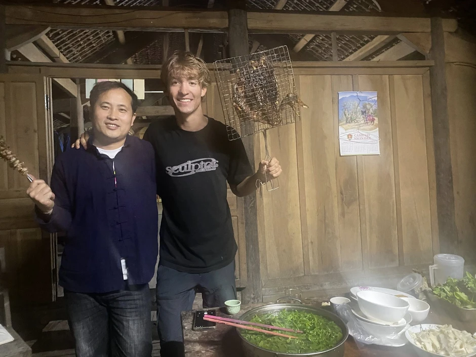 Khách Tây chặt đĩa gà tan nát và bức thư tay gửi chủ ở Lào Cai gây xúc động