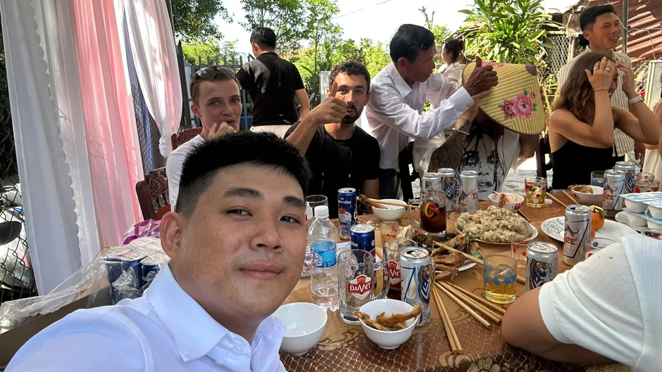 Khách Tây đi nhầm đường ở Gia Lai, cái kết khiến cả đám cưới vỡ òa Khách Tây đi nhầm đường ở Gia Lai, cái kết khiến cả đám cưới vỡ òa