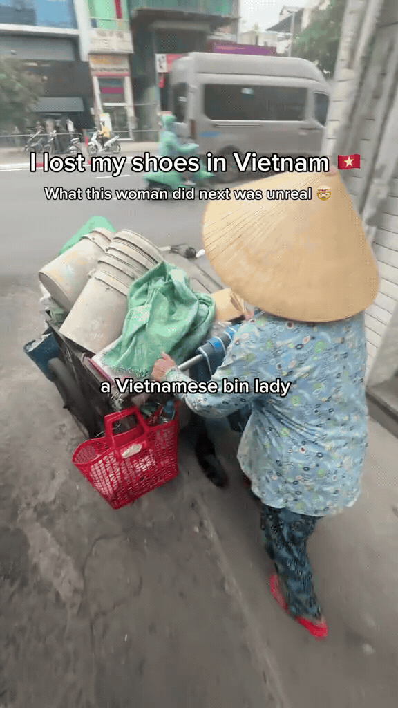 Khách Tây được cô nhặt ve chai giúp tìm lại đôi giày bị bỏ quên Khách Tây được cô nhặt ve chai giúp tìm lại đôi giày bị bỏ quên
