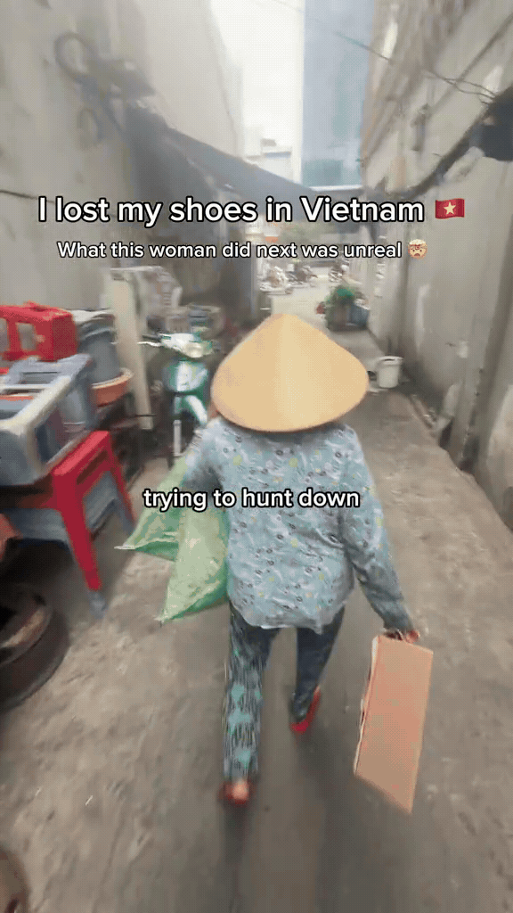 Khách Tây được cô nhặt ve chai giúp tìm lại đôi giày bị bỏ quên Khách Tây được cô nhặt ve chai giúp tìm lại đôi giày bị bỏ quên