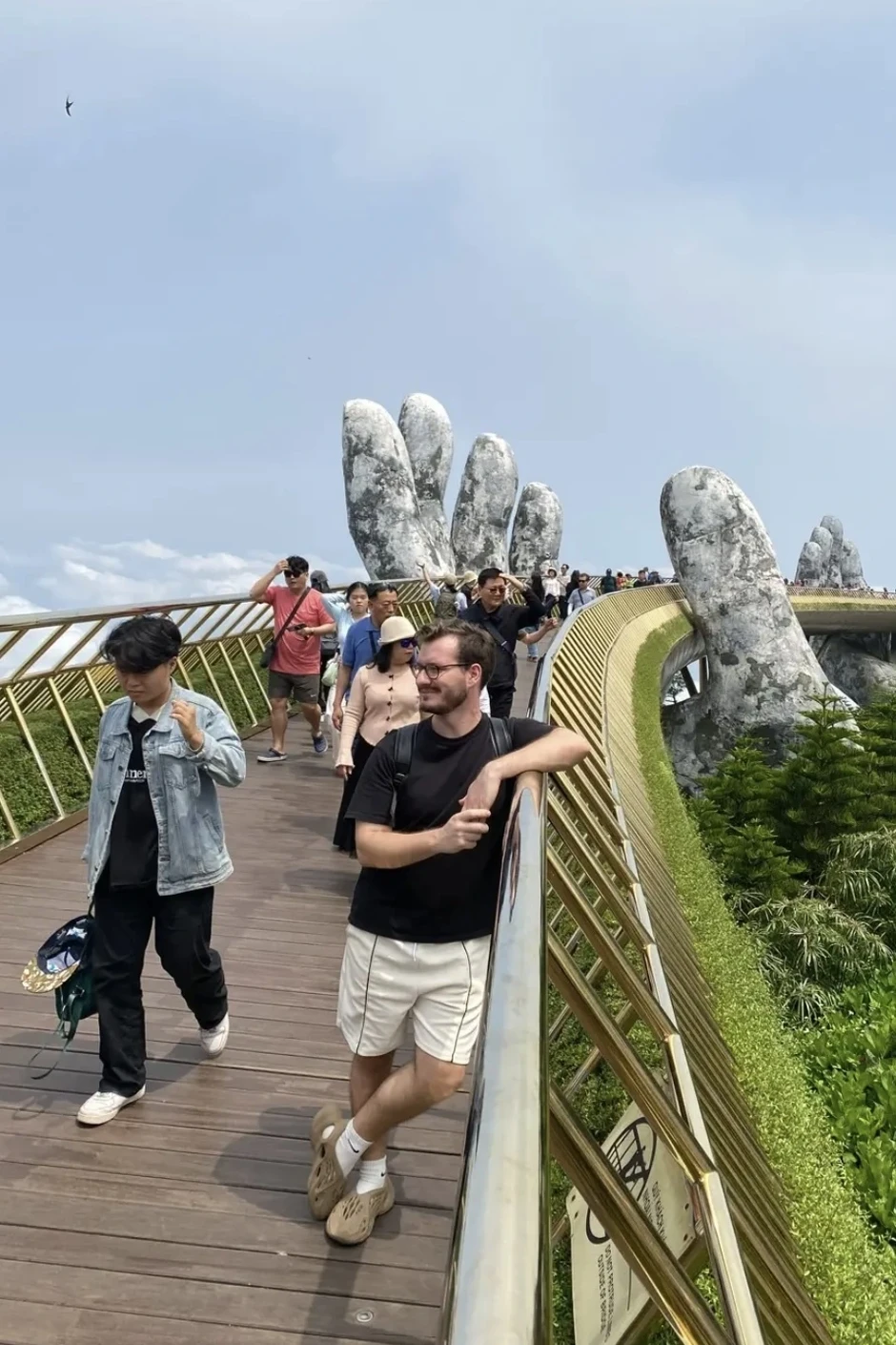 Khách Tây gọi Việt Nam là "quốc gia tử tế nhất" sau hành động của tài xế Khách Tây gọi Việt Nam là "quốc gia tử tế nhất" sau hành động của tài xế