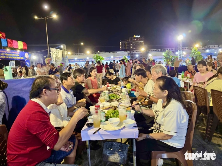 Khách Tây, khách ta thích thú xem phi lê cá ngừ, ăn sashimi thoải mái