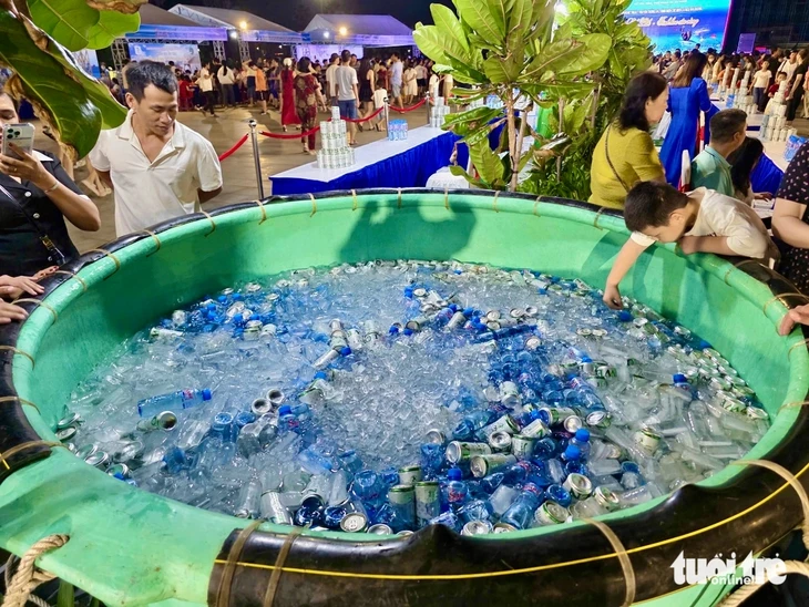 Khách Tây, khách ta thích thú xem phi lê cá ngừ, ăn sashimi thoải mái