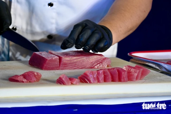 Khách Tây, khách ta thích thú xem phi lê cá ngừ, ăn sashimi thoải mái