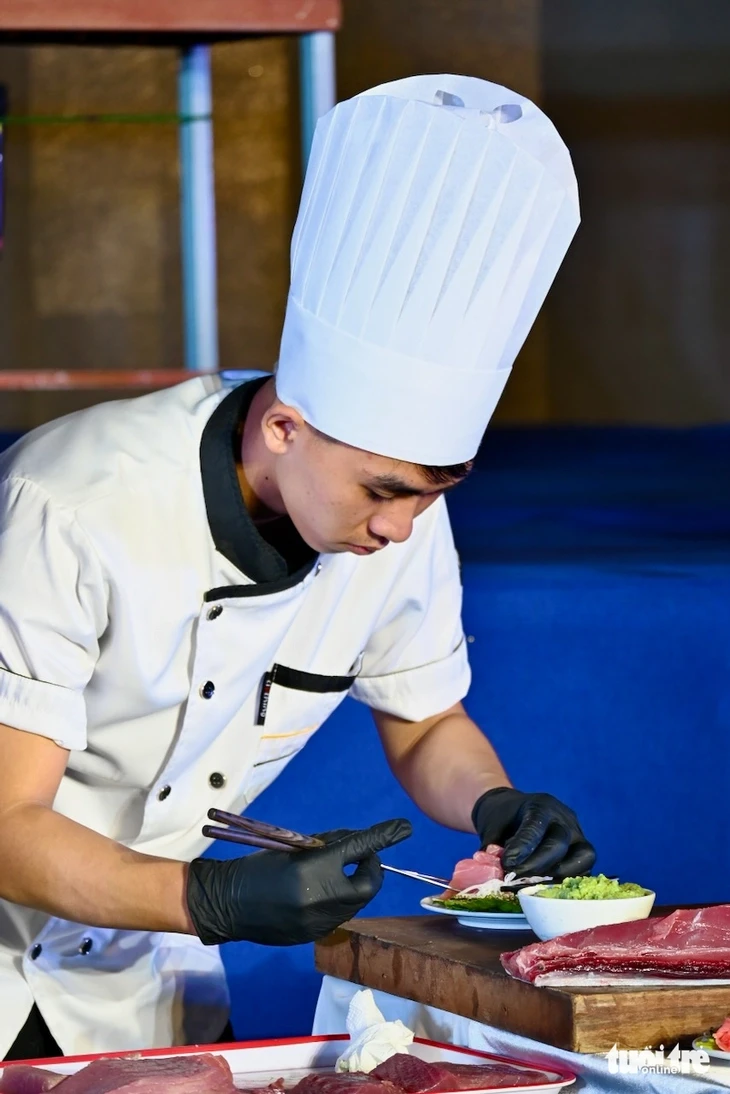 Khách Tây, khách ta thích thú xem phi lê cá ngừ, ăn sashimi thoải mái