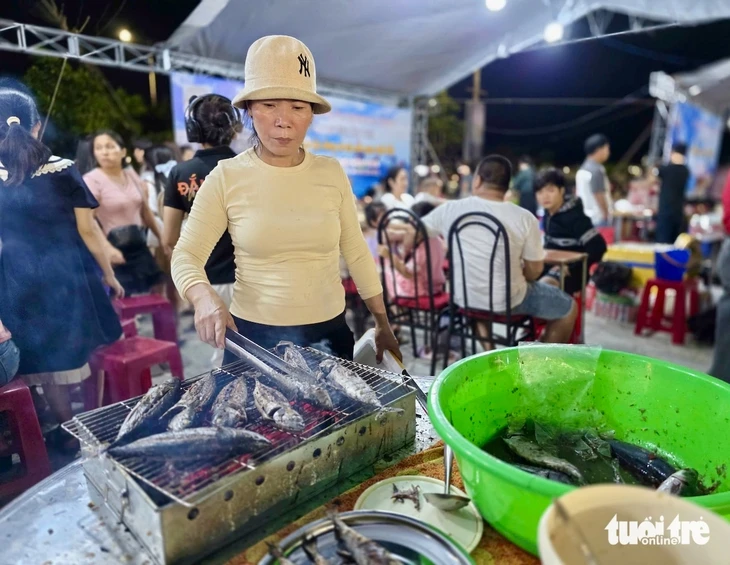 Khách Tây, khách ta thích thú xem phi lê cá ngừ, ăn sashimi thoải mái