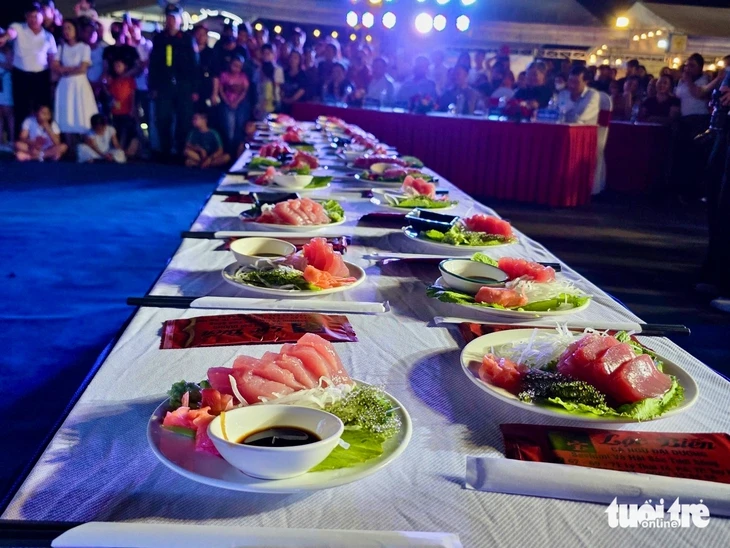 Khách Tây, khách ta thích thú xem phi lê cá ngừ, ăn sashimi thoải mái