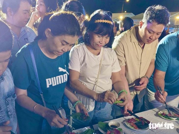 Khách Tây, khách ta thích thú xem phi lê cá ngừ, ăn sashimi thoải mái
