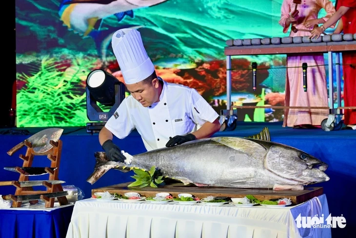 Khách Tây, khách ta thích thú xem phi lê cá ngừ, ăn sashimi thoải mái