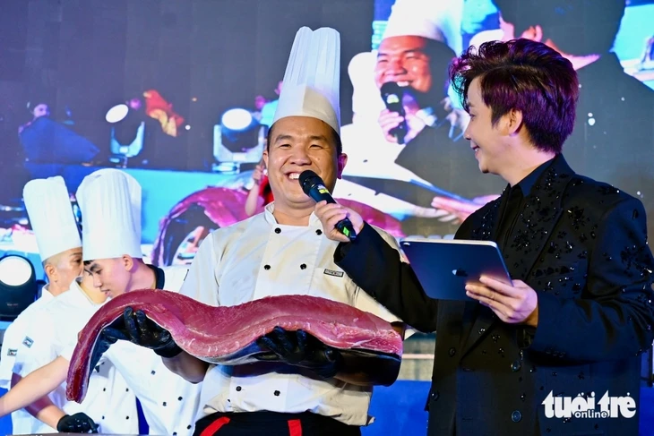 Khách Tây, khách ta thích thú xem phi lê cá ngừ, ăn sashimi thoải mái