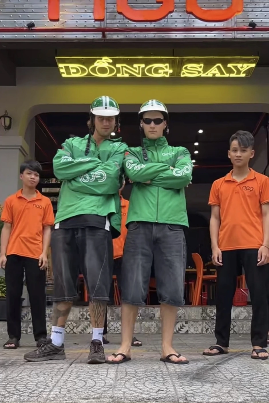 Khách Tây mê áo Grab, tìm mua như món quà lưu niệm đặc trưng của Việt Nam Khách Tây mê áo Grab, tìm mua như món quà lưu niệm đặc trưng của Việt Nam