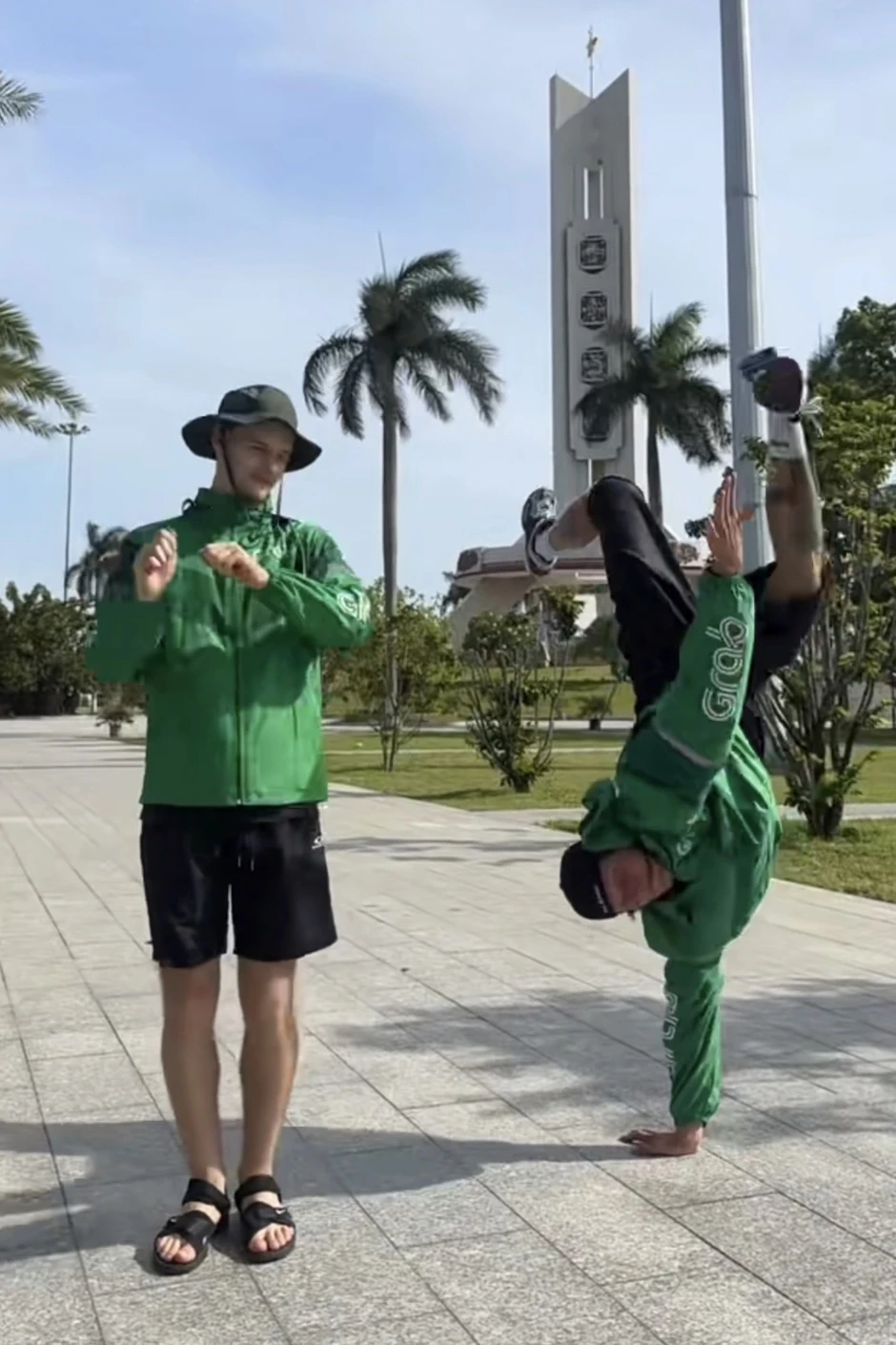 Khách Tây mê áo Grab, tìm mua như món quà lưu niệm đặc trưng của Việt Nam Khách Tây mê áo Grab, tìm mua như món quà lưu niệm đặc trưng của Việt Nam