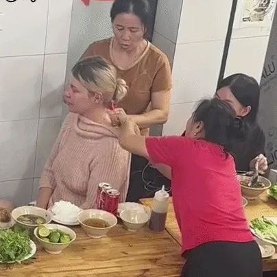 Khách Tây mệt lả được nhân viên quán bún chả ở Hà Nội xoa bóp cạo gió Khách Tây mệt lả được nhân viên quán bún chả ở Hà Nội xoa bóp cạo gió