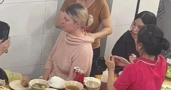 Khách Tây mệt lả được nhân viên quán bún chả ở Hà Nội xoa bóp cạo gió
