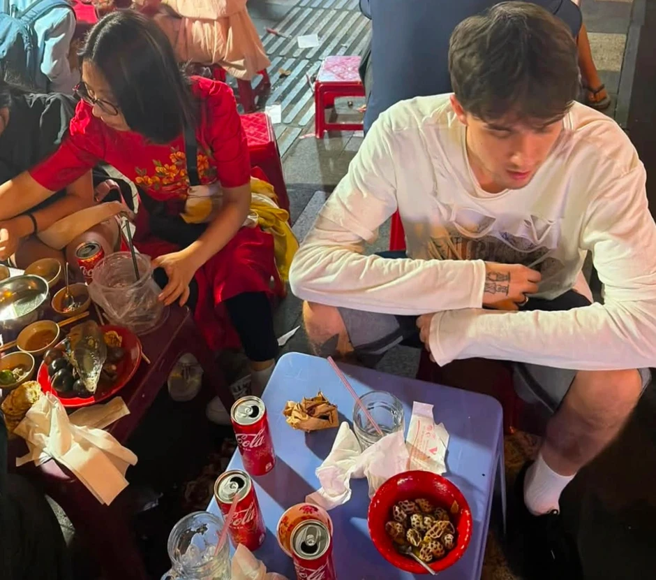 Khách Tây quên tài sản ở TPHCM, hành động của người thu mua ve chai gây sốt