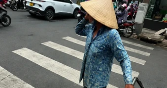 Khách Tây quên tài sản ở TPHCM, hành động của người thu mua ve chai gây sốt