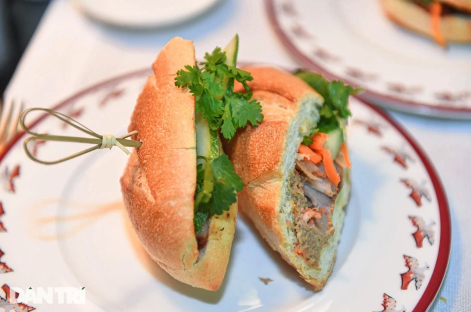 Khách Tây "tỏ tình" với bánh mì Việt thành trào lưu gây sốt toàn cầu