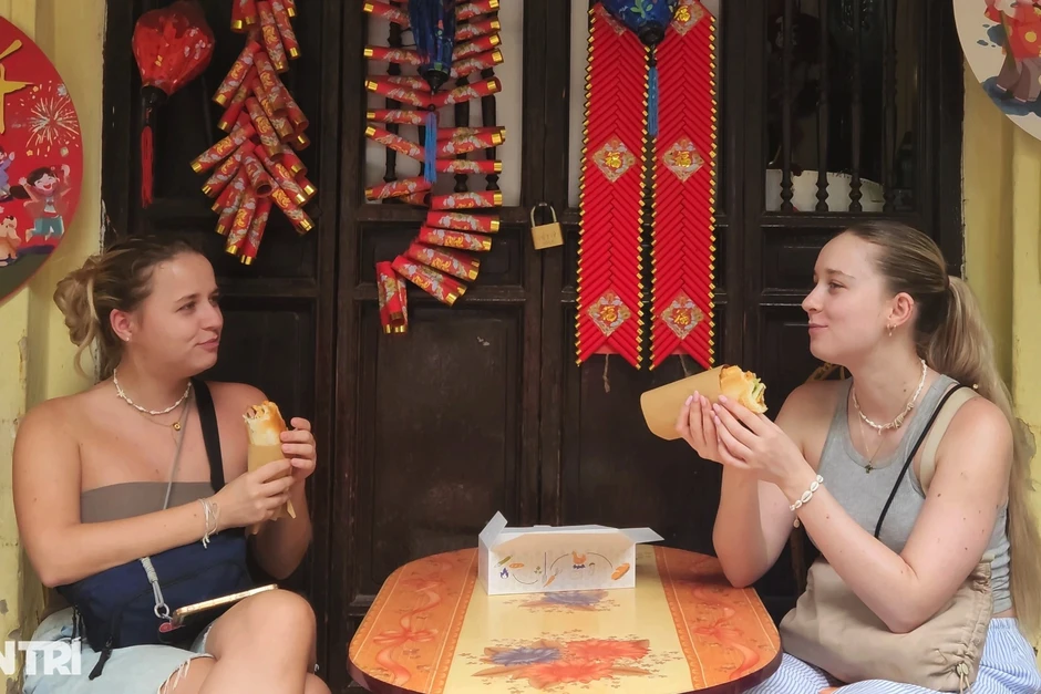 Khách Tây "tỏ tình" với bánh mì Việt thành trào lưu gây sốt toàn cầu