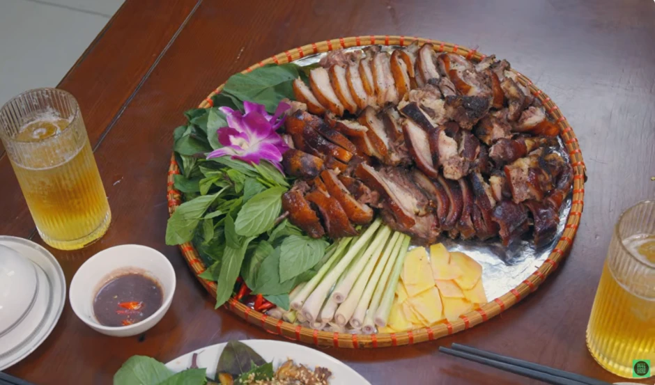 Khách Tây thử món thịt chuột 'khổng lồ' ở Hà Nội, khen ngon nhất từng ăn Khách Tây thử món thịt chuột 'khổng lồ' ở Hà Nội, khen ngon nhất từng ăn
