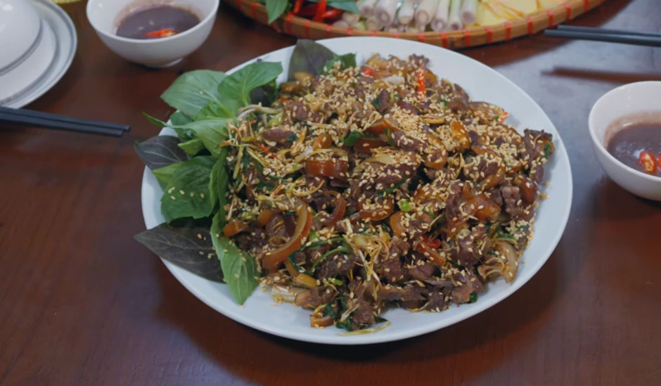 Khách Tây thử món thịt chuột 'khổng lồ' ở Hà Nội, khen ngon nhất từng ăn Khách Tây thử món thịt chuột 'khổng lồ' ở Hà Nội, khen ngon nhất từng ăn