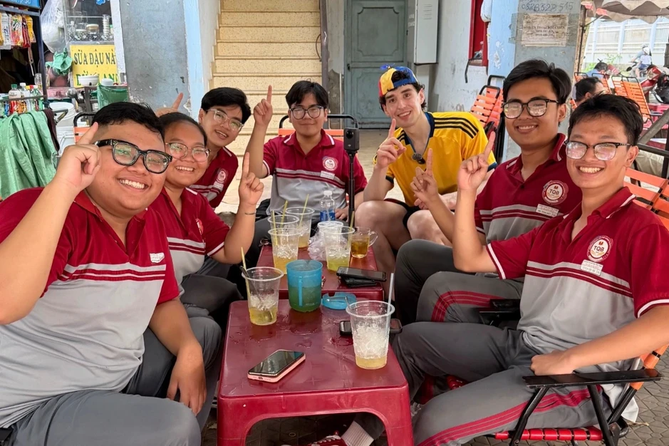 Khách Tây tìm cà phê không đường ở TPHCM, bất ngờ được người lạ chở đi mua Khách Tây tìm cà phê không đường ở TPHCM, bất ngờ được người lạ chở đi mua