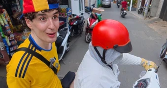 Khách Tây tìm cà phê không đường ở TPHCM, bất ngờ được người lạ chở đi mua