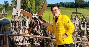 Khách TPHCM chi 120 triệu đến 5 nước châu Âu, đi bộ 10km trong mỏ muối 700 tuổi