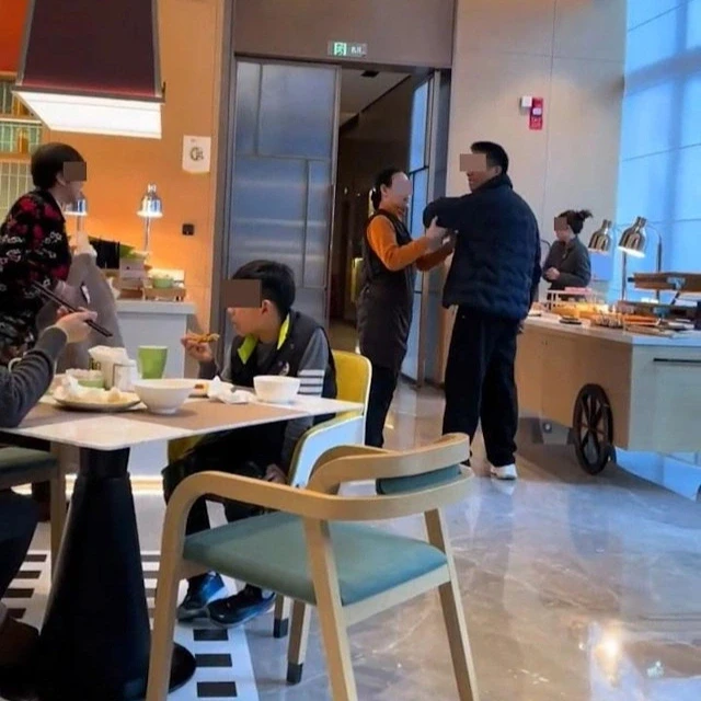 Khách Trung Quốc ăn buffet đòi gói mang về, bị nhắc nhở quay ra đánh người Khách Trung Quốc ăn buffet đòi gói mang về, bị nhắc nhở quay ra đánh người