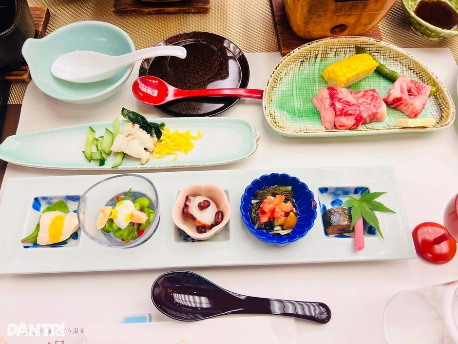Khách Việt ăn mâm cơm cao cấp 15 món ở Nhật, thịt bò mỏng như tờ giấy Khách Việt ăn mâm cơm cao cấp 15 món ở Nhật, thịt bò mỏng như tờ giấy