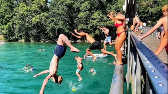 Khách Việt học người Thụy Sĩ, tắm sông băng tan giữa hè