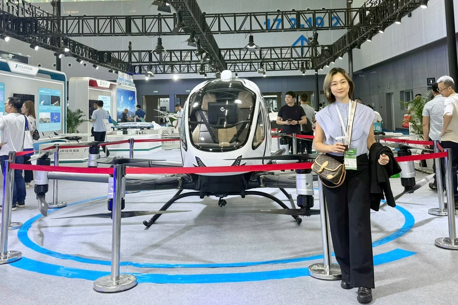 Khách Việt thử taxi bay không người lái ở Trung Quốc: Ký giấy bảo hiểm 4 tỷ Khách Việt thử taxi bay không người lái ở Trung Quốc: Ký giấy bảo hiểm 4 tỷ